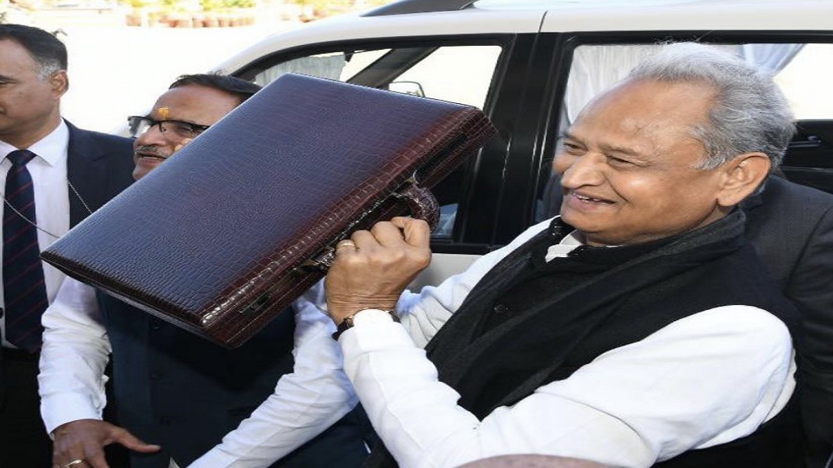 Rajasthan Budget: CM गहलोत ने विधानसभा में पढ़ा पुराने साल का बजट का हिस्सा, BJP का फूटा गुस्सा
