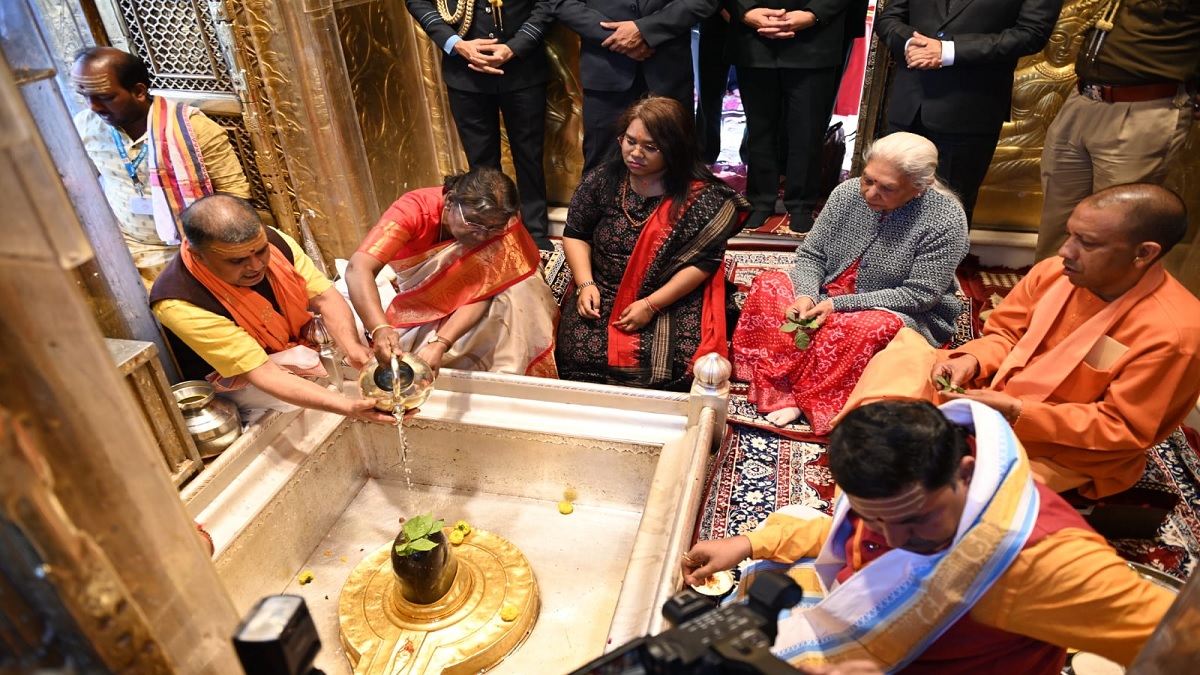 UP: काशी विश्वनाथ मंदिर में राष्ट्रपति ने किया पूजन-अर्चन, भव्य गंगा आरती देख हुईं अभिभूत