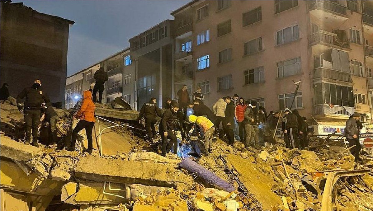 Earthquake In Turkey: तुर्की में शक्तिशाली भूकंप का कहर, 7.8 तीव्रता के झटकों से भर-भराकर ढहीं इमारतें