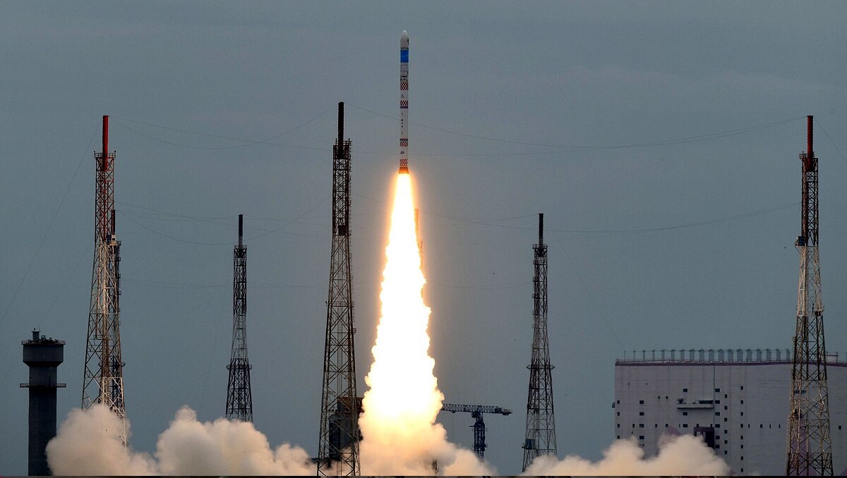 ISRO: इसरो ने लॉन्च किया अपना सबसे छोटा रॉकेट SSLV-D2, जानिए क्या है इसमें खास