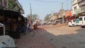 Jharkhand: पलामू में शिवरात्रि का तोरण द्वार लगाने पर जमकर संघर्ष, पेट्रोल बम और पत्थरों से हमला, कई घायल