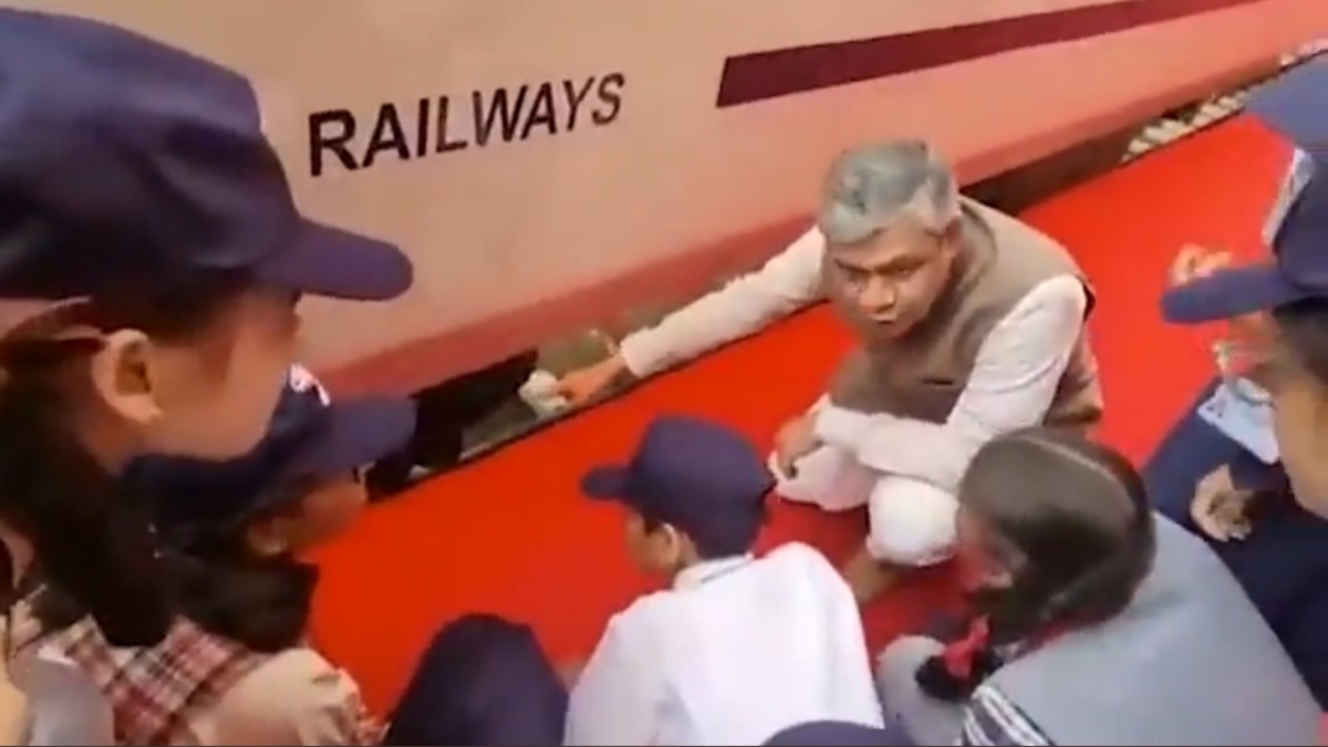 Vande Bharat Express : वंदे भारत एक्सप्रेस में रेल मंत्री अश्वनी बन गए बच्चों के गाइड, देखिए कैसी समझाईं ट्रेन की खास बातें – Video