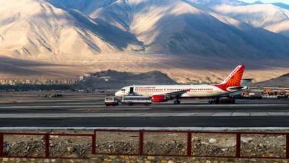 Air India: दिल्ली से सैन फ्रांसिस्को जा रही रही एयर इंडिया की फ्लाइट के इंजन में आई खराबी, रूस के मगदान में हुई आपात लैंडिंग
