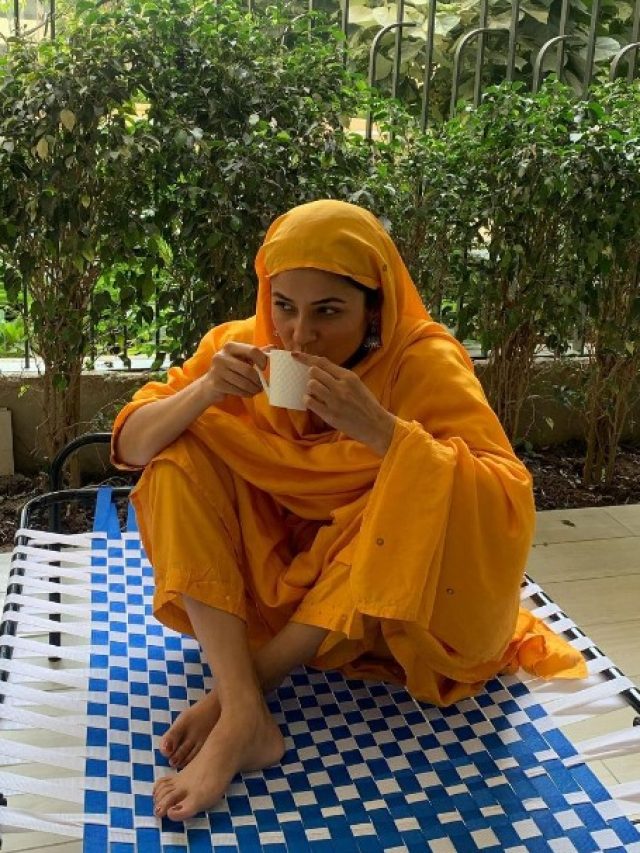 Shehnaaz Gill Pics: सिर पर पल्लू रख शहनाज ने फैंस को दिया चाय पीना का न्योता
