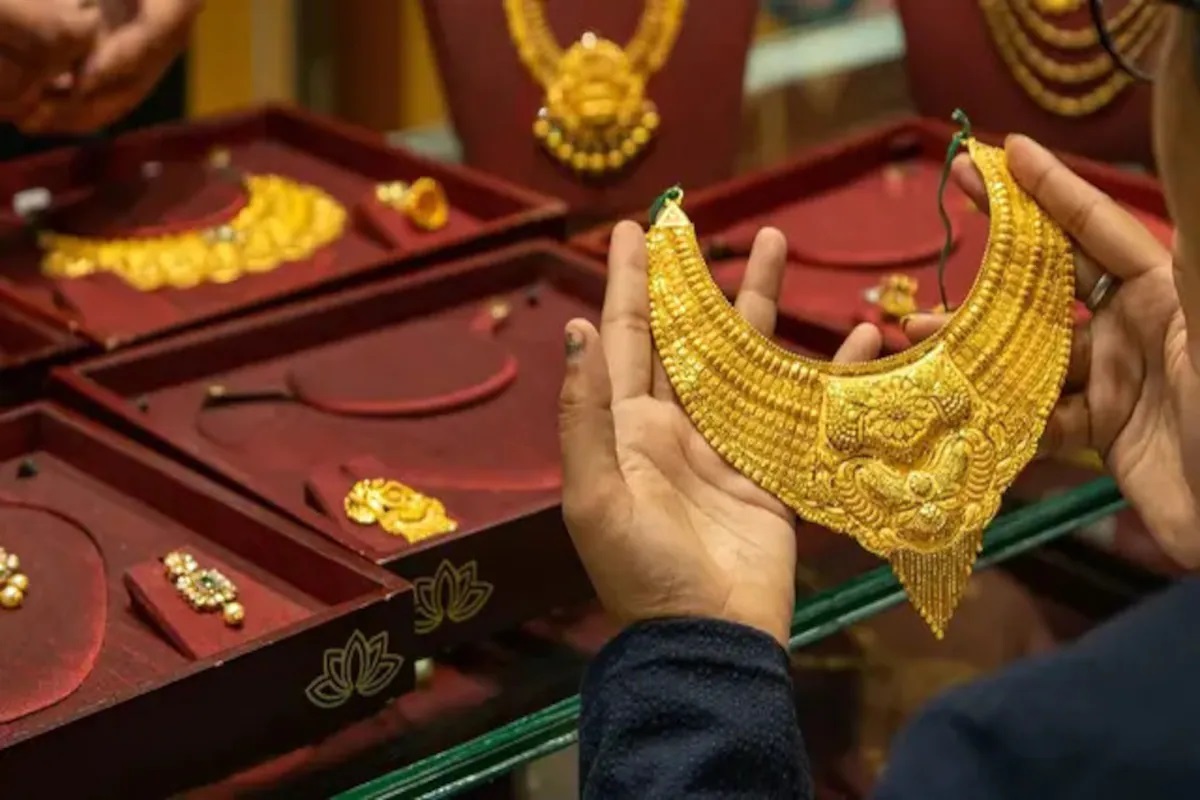 Gold And Silver Prices: सोना 71000 रुपए प्रति 10 ग्राम की रिकॉर्ड ऊंचाई पर, चांदी की कीमत में भी जबरदस्त बढ़ोतरी