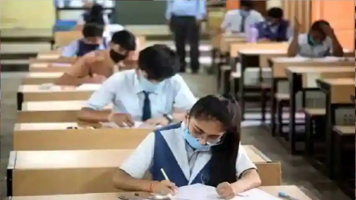 UP Board Exam: दसवीं और बारहवीं की परीक्षा में रखी जाएगी खास नजर, दूसरे की जगह पेपर देती पकड़ी गई छात्रा