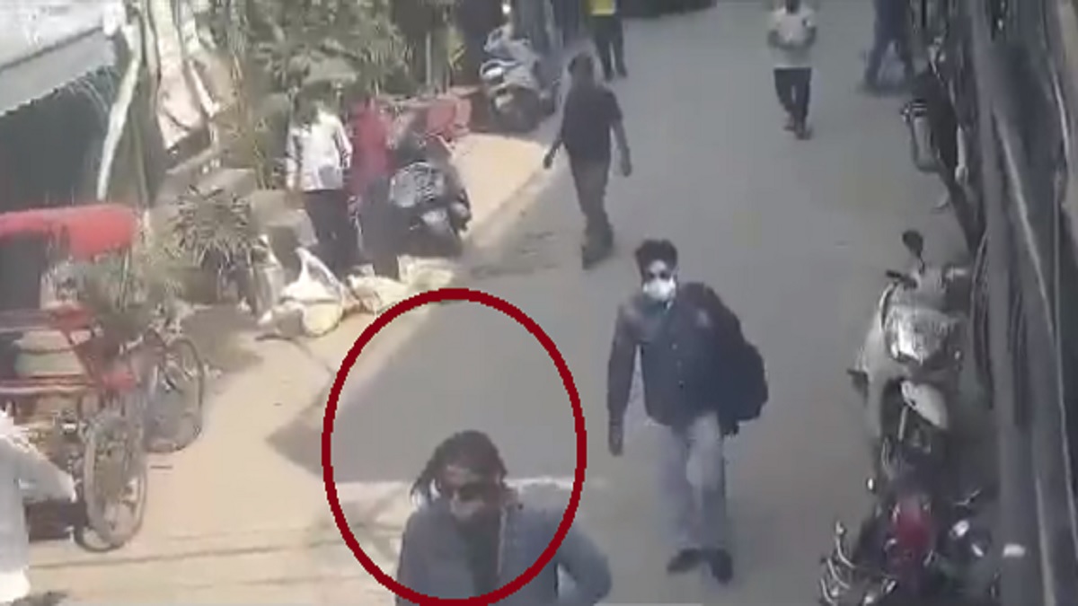 Amritpal Singh: भगोड़ा अमृतपाल का नया CCTV फुटेज, दिल्ली की सड़क पर बिना पगड़ी के घूमते दिखा