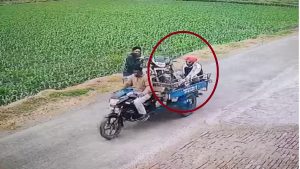 Amritpal Singh: भगोड़े अमृतपाल की लेटेस्ट फोटो आई सामने, पेट्रोल खत्म होने पर रेहड़ी पर बाइक रखकर भागा था खालिस्तानी समर्थक