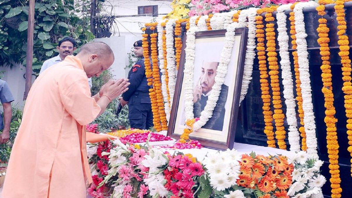 Lucknow: CM योगी ने पूर्व मुख्यमंत्री हेमवती नंदन बहुगुणा को दी श्रद्धांजलि, कहा- उन्होंने कभी नहीं किया मूल्यों से समझौता