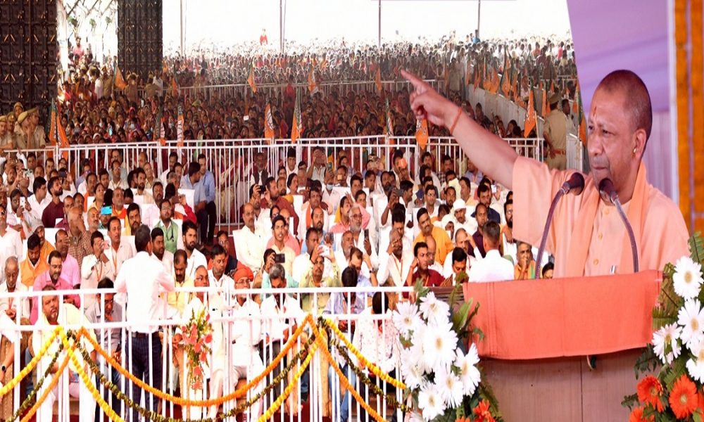 Kushinagar: CM योगी का विपक्ष पर बड़ा प्रहार, ‘खत्म हुआ दंगों का डर, लोग निश्चिंत होकर मना रहे हैं त्योहार’