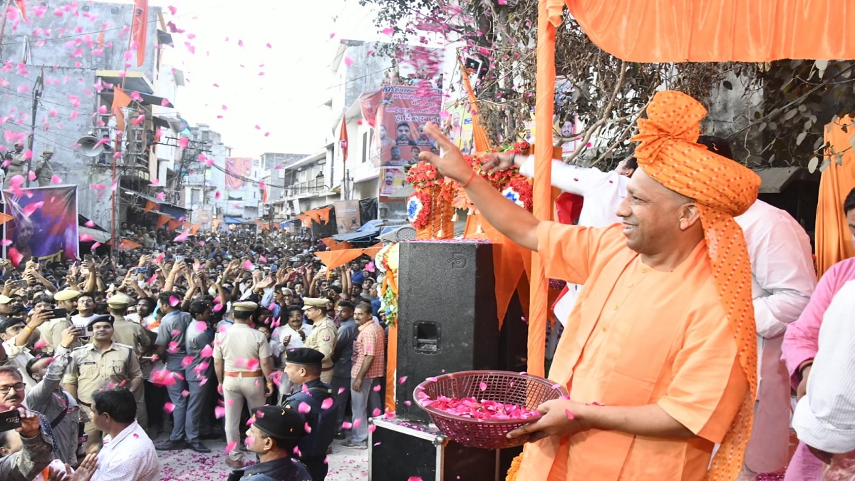 Gorakhpur: पांडेयहाता की होलिका दहन शोभायात्रा में शामिल हुए CM योगी, उतारी भक्त प्रहलाद की आरती