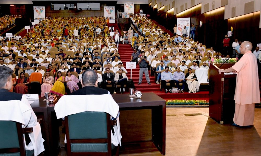 UP: हमारे बुनकर हमारी ताकत हैं, जल्द करेंगे इनके लिए विद्युत फ्रेट यूनिट की घोषणा- CM योगी