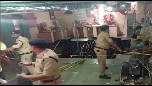 Indore Temple Collapsed: इंदौर में रामनवमी पर बड़ा हादसा, बेलेश्वर महादेव मंदिर में कुएं की छत धंसी, कई श्रद्धालु बावड़ी में गिरे
