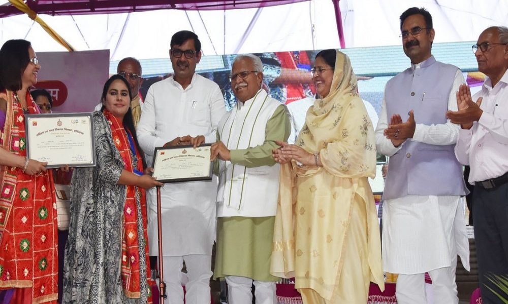 Haryana: अंतरराष्ट्रीय महिला दिवस पर बोले CM मनोहर- मेरी सफलता के पीछे मेरी मां का हाथ