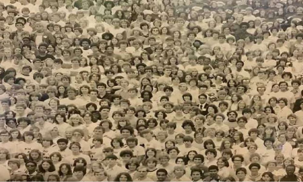 Brain Challenge: तस्वीर में इंसानों के बीच छिपा है पांडा, ढूंढने वाला कहलाएगा जीनियस
