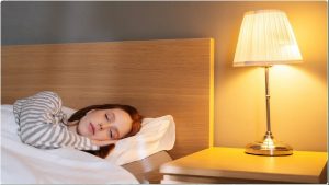 Sleeping While Light On: क्या आपको भी है लाइट जलाकर सोने की आदत, हो जाएं सावधान, इन बीमारियों का रहता है खतरा