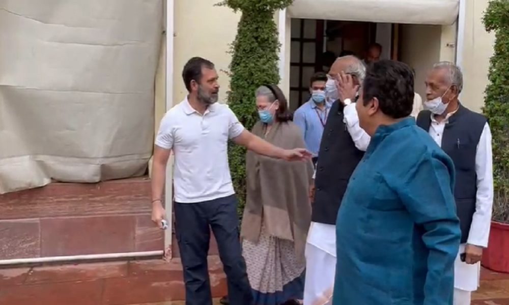 Watch: ‘टच किया तो वो कहेंगे आपकी नाक पोंछ रहा हूं’, राहुल गांधी ने खड़गे से ऐसा क्यों बोला..