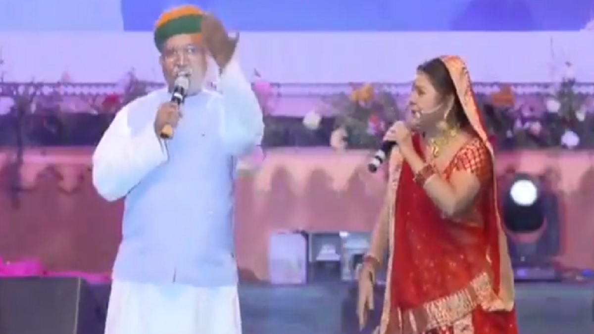 Video: जब मंच पर केंद्रीय मंत्री मेघवाल ने दिखाया अपने गाने का टैलेंट, गायिका के साथ मिलाए सुर से सुर