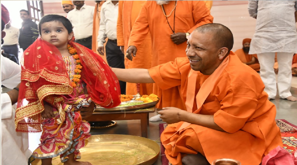 CM Yogi: कन्या पूजन कर सीएम योगी ने की मातृ शक्ति की आराधना