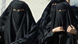 Hijab Row: मुस्लिम छात्राओं ने ऑपरेशन थियेटर में हिजाब पहनने का किया अनुरोध, कॉलेज प्रशासन ने कहा- इस मांग को नहीं मान पाऊंगा