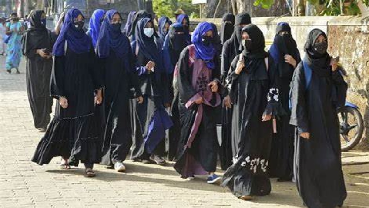 Karnataka Hijab Row: कर्नाटक में फिर गरमा सकता है हिजाब विवाद, जानिए क्या है वजह