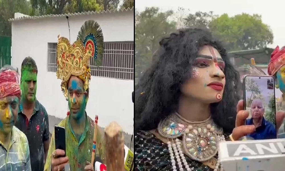 Tejpratap Yadav : इधर होली खेलते रहे तेजप्रताप यादव, उधर घर में हो गया कांड, चोरी के आरोप में वृंदावन के कलाकारों पर FIR दर्ज