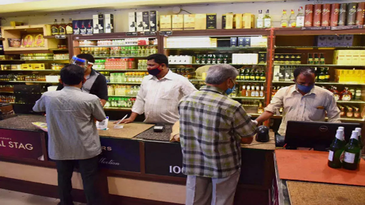 Delhi Liquor Policy: शराब घोटाले के बीच केजरीवाल सरकार का फैसला, 6 महीने के लिए पुरानी आबकारी नीति एक्सटेंड करने का लिया निर्णय