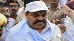 Ateeq Ahmad: पुलिस की पूछताछ में पैंतरेबाजी कर रहा है माफिया अतीक अहमद, उल्टे ही पूछ रहा सवाल