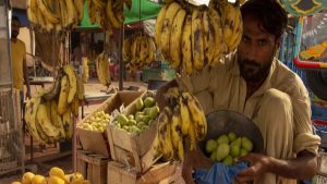 Pakistan: पाकिस्तान में रोजा इफ्तार पर महंगाई की मार, केला 500 रुपए दर्जन तो अंगूर की कीमत 1600 रुपए किलो हुई, बाकी चीजें भी महंगी
