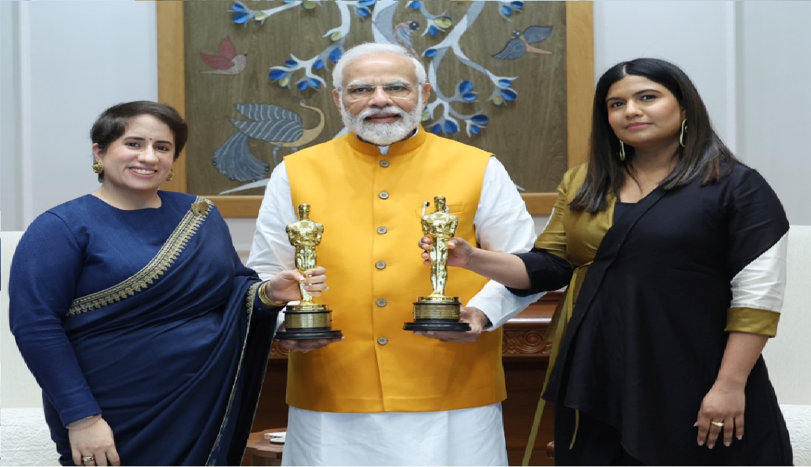 PM Modi meets Oscar winners: हाथ में ऑस्कर लिए बेहद खुश नजर आए पीएम मोदी, जमकर की फिल्म की तारीफ