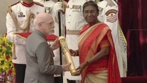 Padma Award 2023: पद्म पुरस्कारों से देश की विभूतियों को राष्ट्रपति मुर्मू ने किया सम्मानित यहां देखें किसको मिला कौन सा सम्मान?