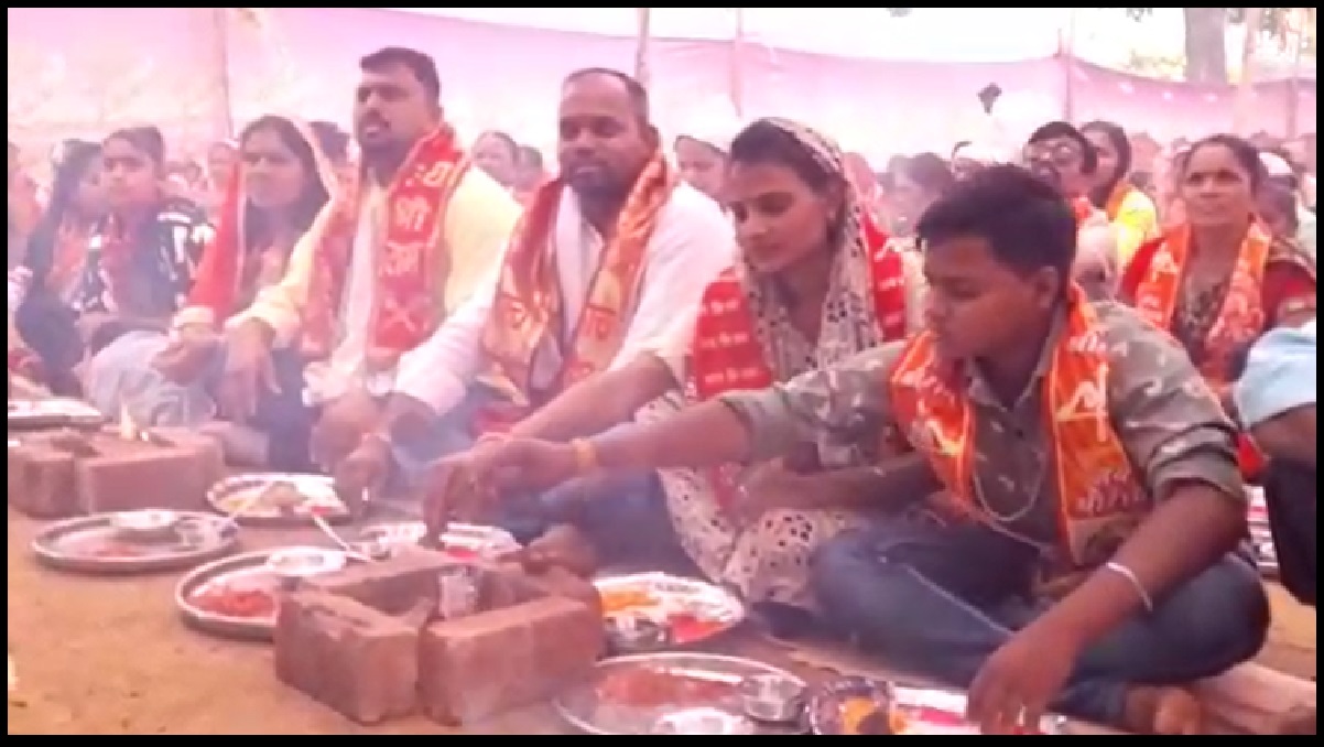 Gujarat: ईसाई बने 170 परिवारों ने की हिन्दू धर्म में वापसी, गुजरात में स्वामीनारायण संप्रदाय के संत की मौजूदगी में बदला धर्म