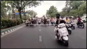 Delhi: जान जोखिम में डालकर दिल्ली की सड़कों पर लगाई गई तांगा दौड़, 10 गिरफ्तार, स्कूटी और बाइक भी जब्त