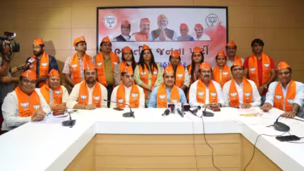 aap corporators join bjp in surat