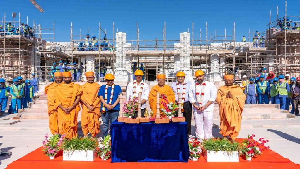 akshay in baps temple 4