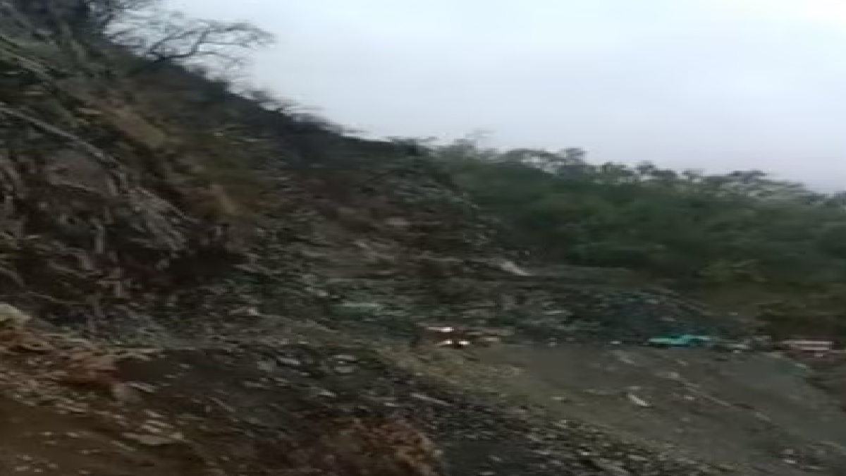 Badrinath: पहाड़ से मलबा आने की वजह से बदरीनाथ धाम की यात्रा रुकी, पिछले कई दिनों से मौसम की भी पड़ रही मार
