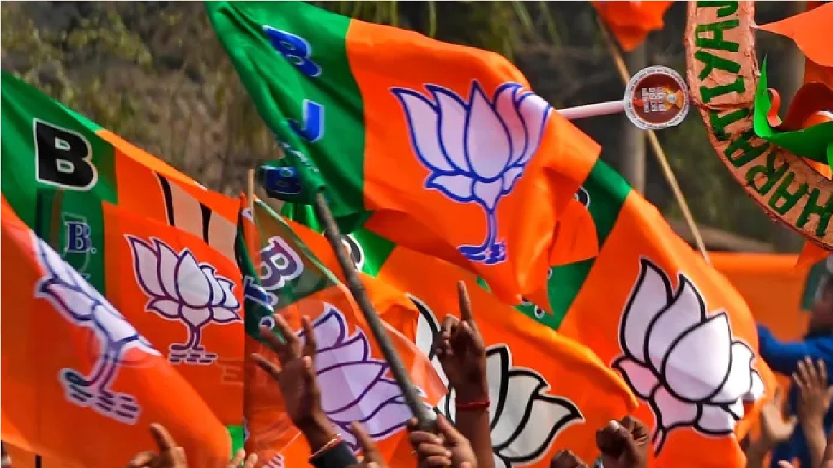BJP In UP: यूपी में अपने 25-30 फीसदी सांसदों के टिकट काट सकती है बीजेपी, करा रही कामकाज का सर्वे
