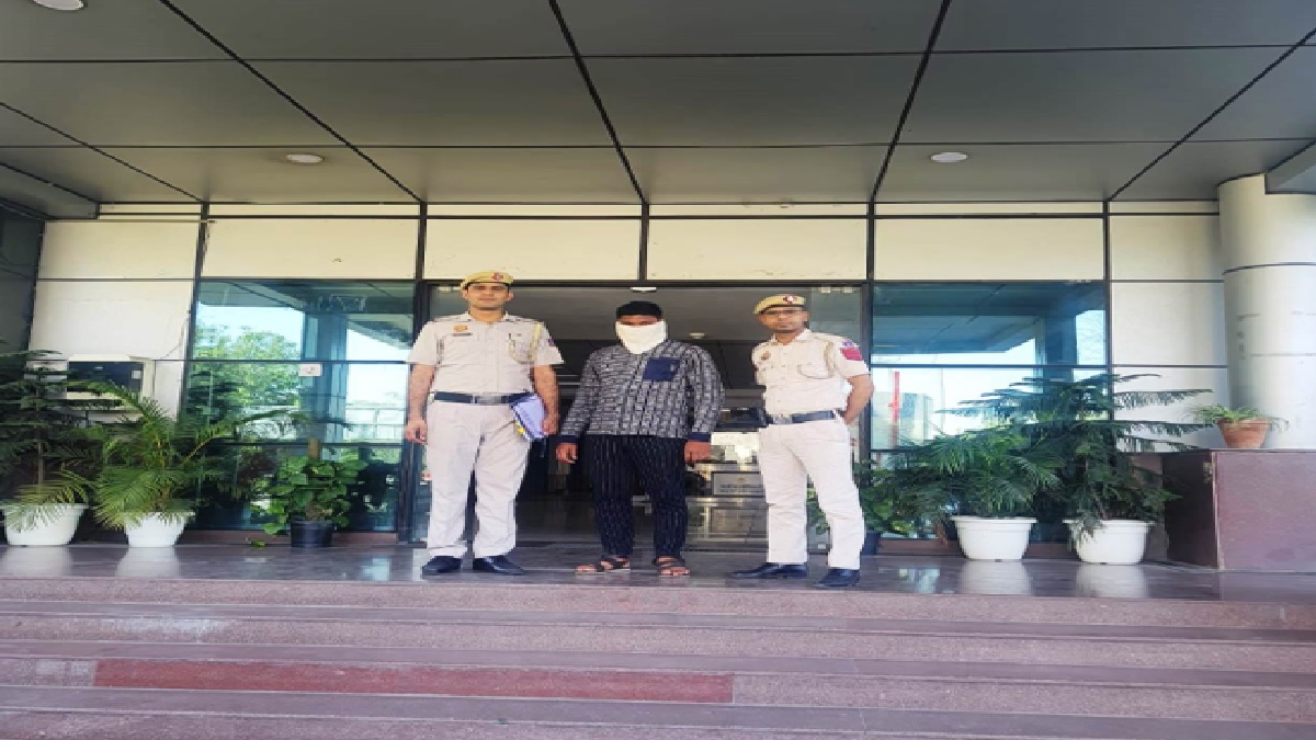 Conman Arrested: दिल्ली के आईजीआई एयरपोर्ट से ठग गिरफ्तार, खुद को छात्र बताकर 150 से ज्यादा लोगों को लगा चुका था चूना