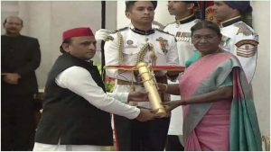 Padma Awards 2023 : मरणोपरांत मुलायम सिंह को मिला पद्मविभूषण सम्मान, अखिलेश यादव को राष्ट्रपति द्रौपदी मुर्मू ने किया भेंट