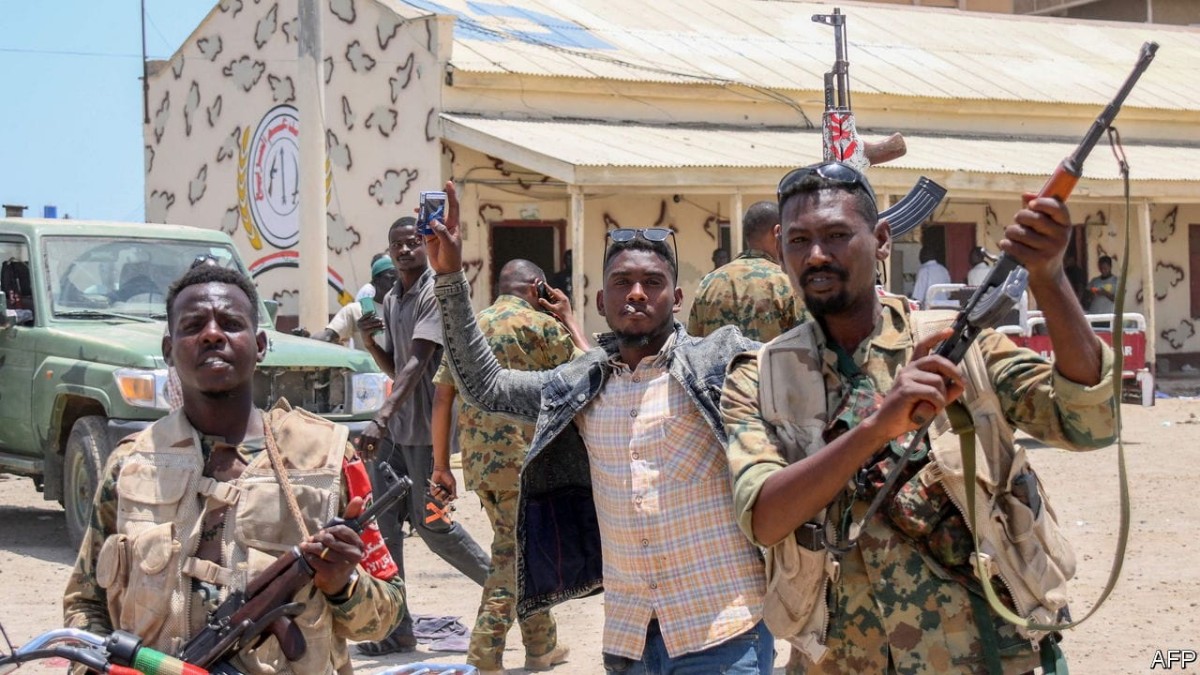 Sudan War : सूडान में अर्धसैनिक बलों और सेना के बीच छिड़ा भीषण युद्ध, लूटपाट और हिंसा के बीच फंसे तमाम भारतीय नागरिक