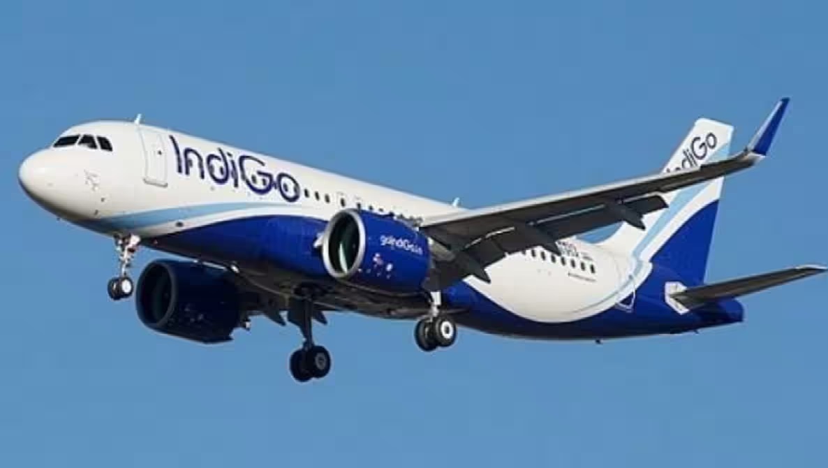 Indigo Flight: नशे में चूर यात्री ने विमान में की अजीबोगरीब हरकत, विमान के इमरजेंसी डोर फ्लैप को की खोलने की कोशिश
