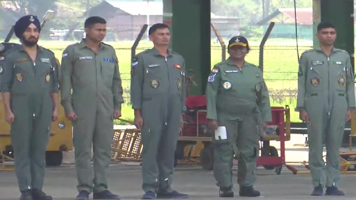 President Murmu Takes Sukhoi Flight: राष्ट्रपति द्रौपदी मुर्मू ने लड़ाकू विमान सुखोई 30 में भरी उड़ान, चीन को मिला सख्त संदेश