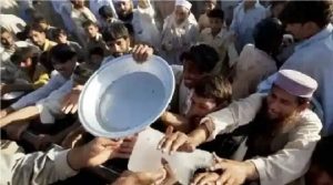 Pakistan: पाक में बदहाली के बीच मुफ्त आटा लेने के लिए मची भगदड़, 12 की मौत, एक सिख की गोली मारकर हत्या