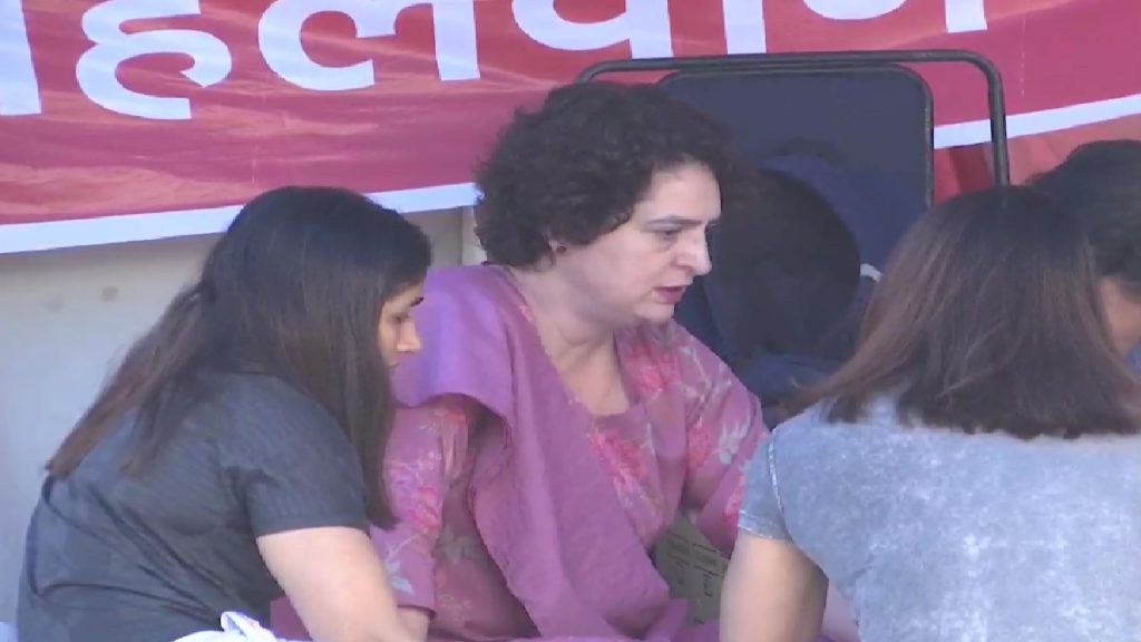priyanka gandhi in wrestlers dharna