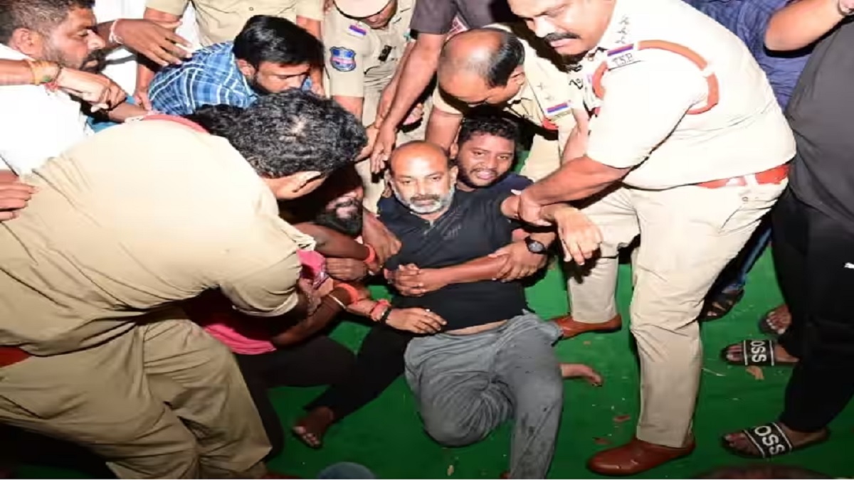 Bandi Sanjay Arrest: तेलंगाना BJP अध्यक्ष को पुलिस ने किया गिरफ्तार तो भड़की पार्टी, कहा- KCR के लिए अच्छा नहीं..