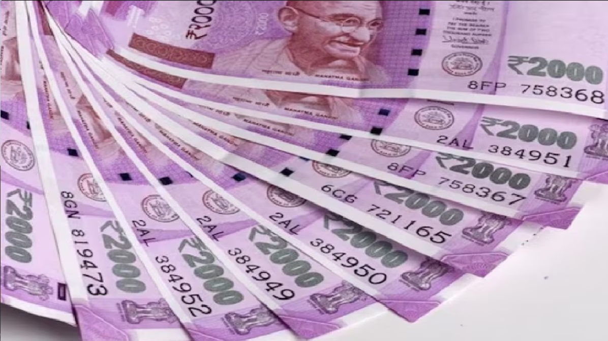 2000 Rupee Note: बैंकों में तेजी से पहुंच रहे 2000 के नोट, आरबीआई के मुताबिक एक महीने में 72 फीसदी हुए वापस