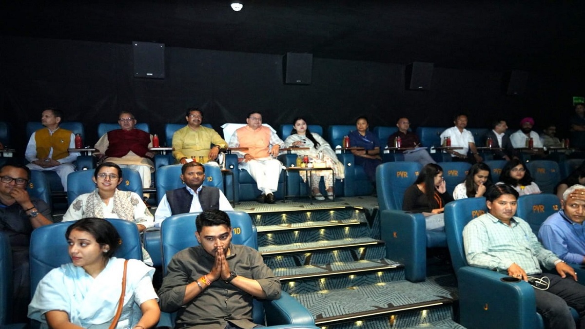 Uttarakhand: विवादों के बीच CM धामी ने सिनेमाहाॅल में देखी फिल्म ‘द केरला स्टोरी’, BJP के कई नेता भी रहे संग