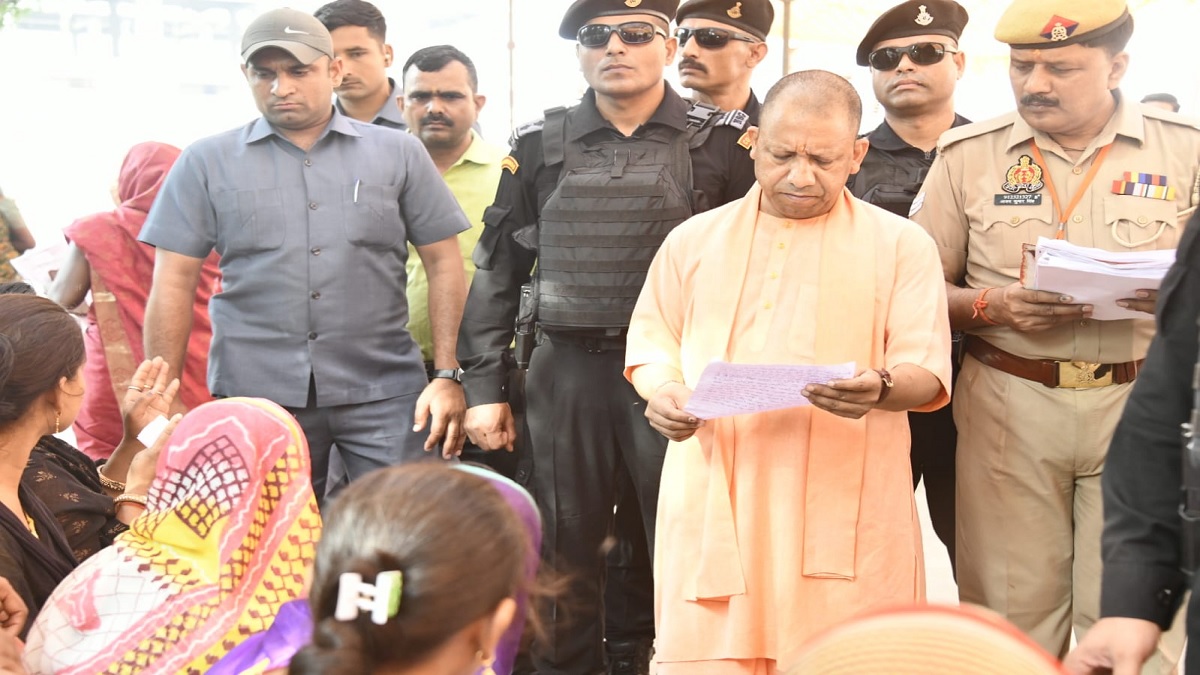 Gorakhpur: CM योगी ने लगातार तीसरे दिन सुनी फरियाद, निस्तारण के लिए अधिकारियों को दी हिदायत