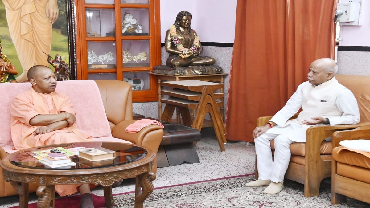 UP: हिमाचल प्रदेश के राज्यपाल ने CM योगी से की भेंट, शिवप्रताप शुक्ल ने किया गुरु गोरक्षनाथ का दर्शन