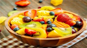Right Way To Eat Fruits: अगर फल या सलाद में डालकर खाते हैं नमक, तो खुद दे रहे हैं बीमारियों को न्योता, आज ही छोड़े